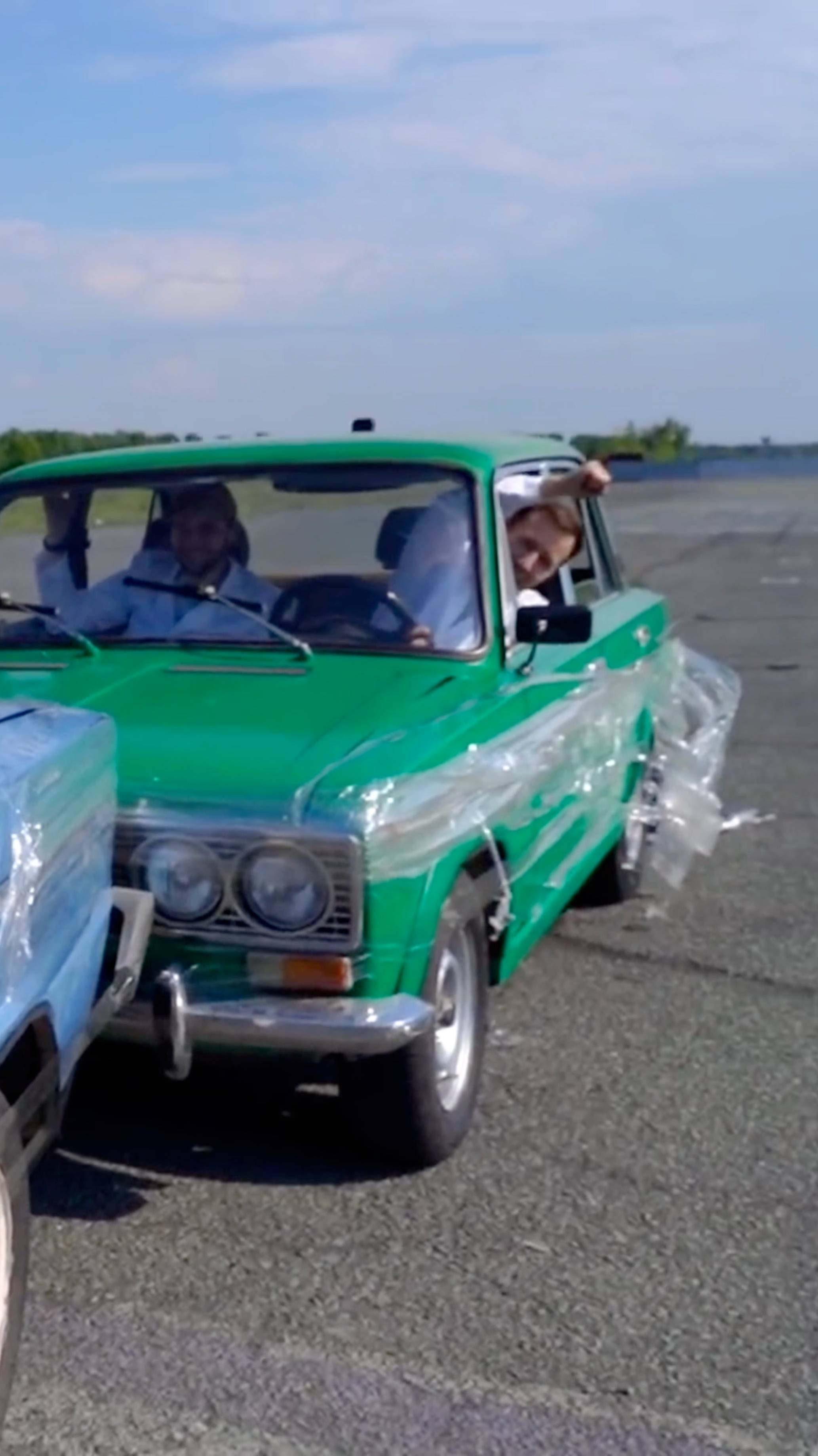 Что если скрепить машины скотчем? смотреть онлайн