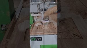 3Д фрезерование на ЧПУ мебельного фасада из клееного мебельного щита из дуба в Сочи. FREZER 93