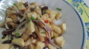 Теплый салат с курицей яблоком и изюмом