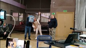 Олег Павлюченко и Лида Соловьева.  Вручение подарков.