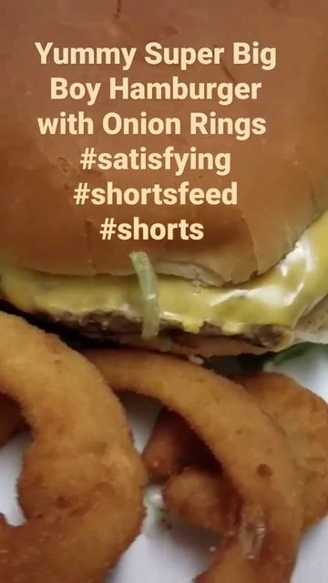 Frisch's Super Big Boy Hamburger with Onion Rings Delicious #satisfying #shortsfeed #shorts смотреть онлайн