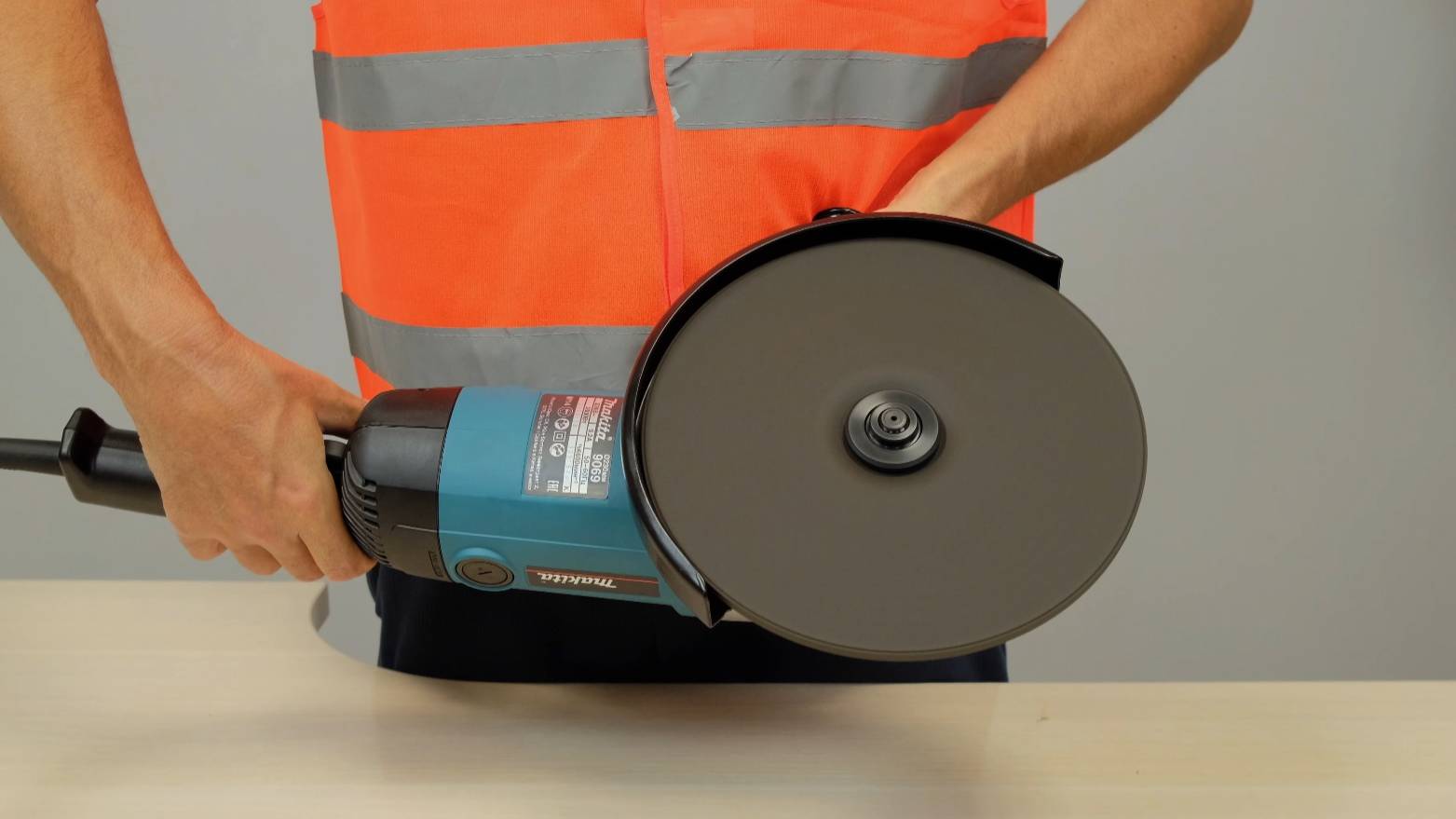 Углошлифмашина (УШМ) Makita 9069 с шлифовальным диском 230
