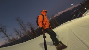 На горке . Сноубордисты против лыжников ? )))