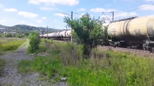 Утренний наливняк. Электровоз 3ЭС5К-495 "Ермак" с наливным поездом и приветливой бригадой смотреть онлайн