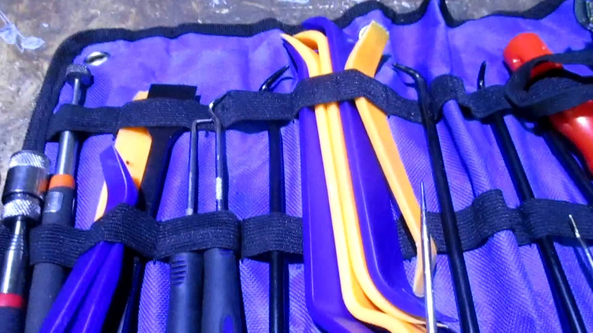 Мой комбинированный набор для работы с обшивкой, клипсами, эл. разъемами.