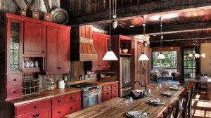 Огромная красная кухня в стиле рустика - идеи дизайна интерьера с невысоким бюджетом