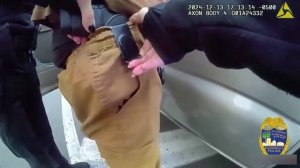 Джексонвиль. Полицейская выстрелила мужчине в ногу, когда пыталась извлечь пистолет из его кобуры