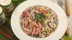 Салат с колбасой и перцем