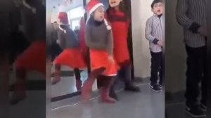 Когда услышал любимую песню)))