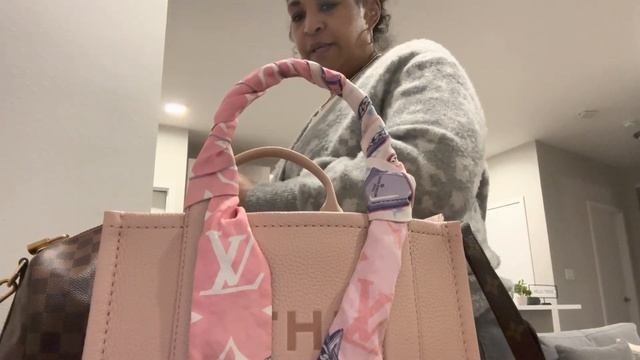 What’s In My Bag: Marc Jacobs Tote Bag Mini in Rose #marcjacobs #thetotebag #wimb #whatsinmybag