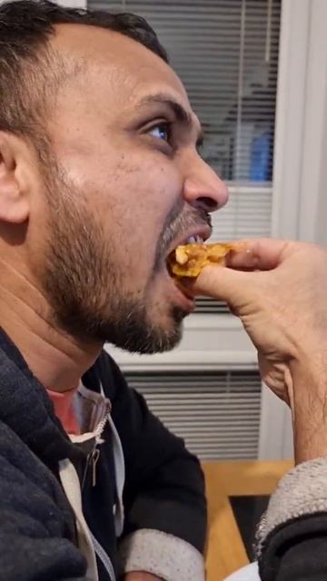 uncle eating Yorkshire pudding with fingers 😬 смотреть онлайн