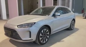 Видео обзор AITO M5 1.5 AT, 2023. Серая на чёрном салоне.