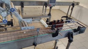 Наклеивание этикетки c куар кодом QR код на ПЭТ бутылку - EtiKon.ru