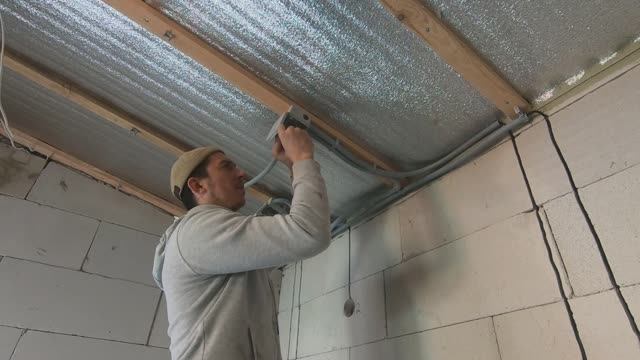 Сам сделал электрику в доме из газобетона за 28 000 рублей смотреть онлайн