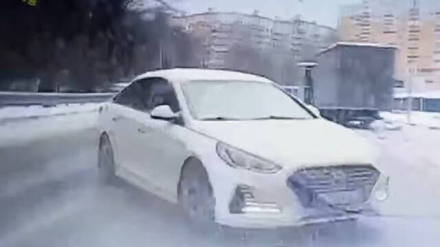 Водитель Hyundai решил по встречке объехать поворачивающий автомобиль и врезался в «Грант