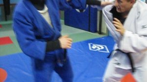 2015 год. Как сделать бросок через бедро с косым захватом.