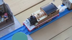 Путешествуйте по островному городку Томас Содор, на поле для гольфа! Железная дорога для детей!