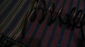 Медная трубка согнута в спираль с семью витками и ладошки погрязнели от этого Третьего Февраля