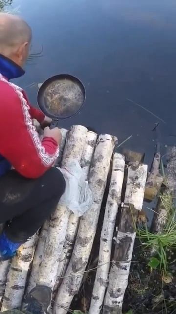 Рыбак всегда рыбу возьмет.#рыбалка #озеро лесное#щука налим#окунь #иртыш Обь