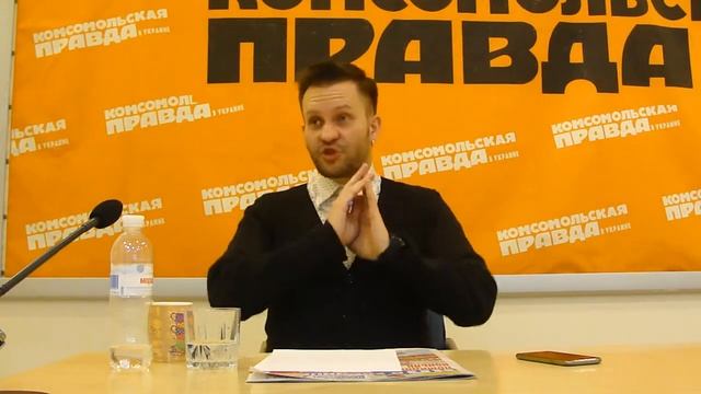 кинокритик делает заметки во время просмотра