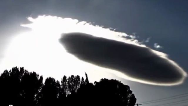 Гигантский НЛО в небе.mp4 смотреть онлайн