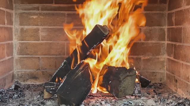 Завораживающий танец пламени: 6 часов нежного шуршания огня