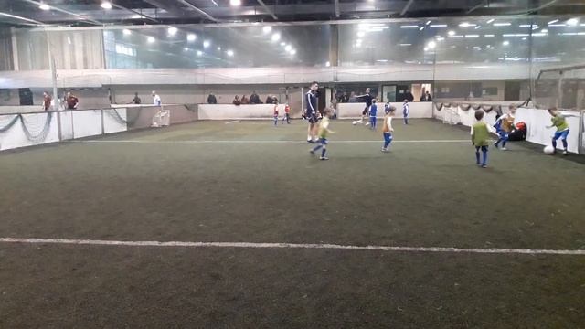 KIDS FOOTBALL ☆ МАЛЫШ ЗАБИЛ ВЫБИВ МЕЖДУ НОГ ☆ ИГРА ТРИ НА ДВА