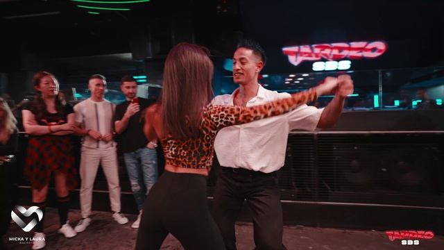MICKA Y LAURA BACHATA BACHATA EN LAS VENAS - ESME, AKAI ROJAS смотреть онлайн