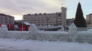 Постройка города изо льда Байкала на главной площади Северобайкальска