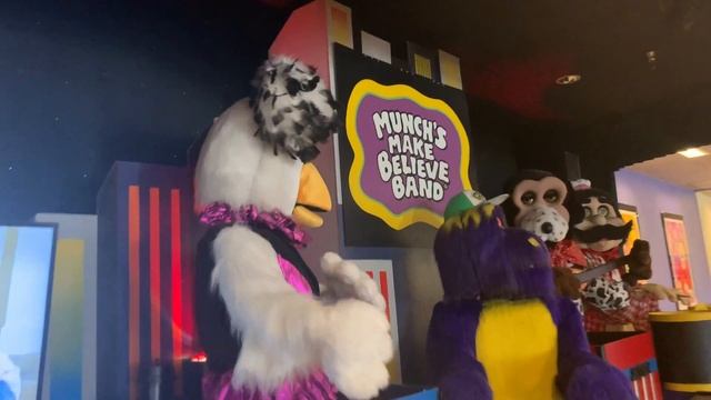Chuck E. Cheese's Corona, CA - Lend a Helping Hand смотреть онлайн