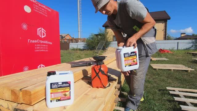 Парень возводит в селе односкатную крышу своими силами. Монтаж мауэрлата смотреть онлайн