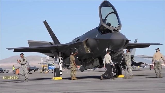 Истребители F-35A Lightning II из 421й истребительной эскадрильи" Черные вдовы"