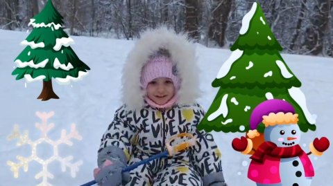 Малышка Даша учится кататься на лыжах. Видео для детей