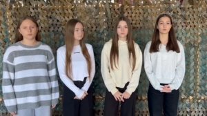 Школьники помогают плести маскировочные сети для участников СВО