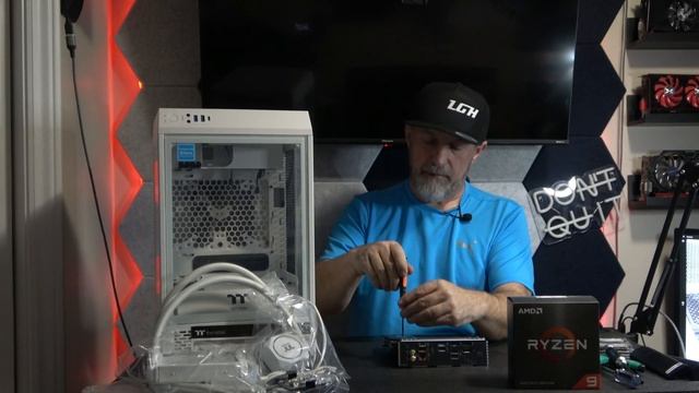 Code White! The All White Christmas Computer Build! -- LGH