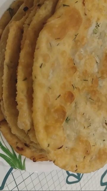 ЛЕПЕШКА С ЛУКОМ И ЗЕЛЕНЬЮ. Чалпак с луком и зеленью. Лепёшка. Чалпак #shorts