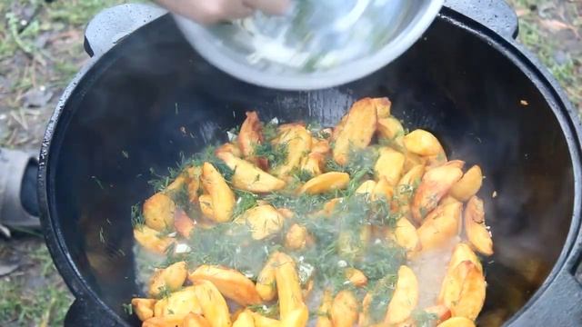 Жареный картофель по Узбекски в зигирном масле. Как мясо в казане на костре!