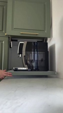 Полка удобна для тех, у кого ограничена рабочая поверхность.