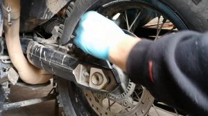 BMW f800gs Wymiana tylnych klocków hamulcowych. Replacing the rear brake pads.