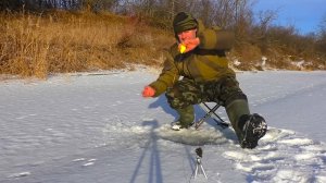 Рыбалка на речке в солнечную погоду в январе