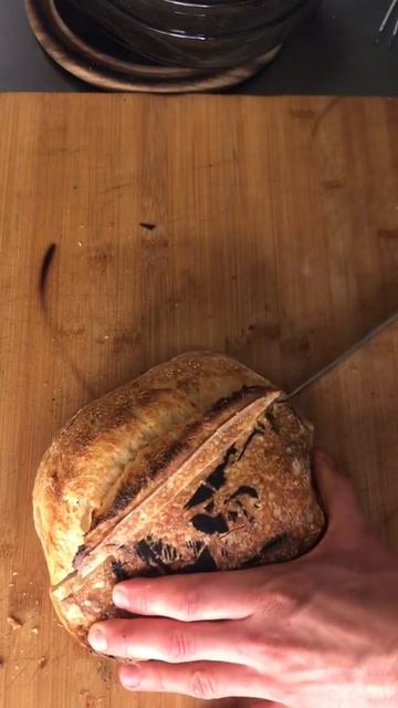 Свежеиспечённый хлеб на закваске. Рисунок Freddie Mercury. #shorts смотреть онлайн