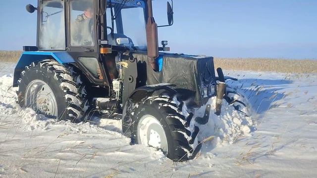 Едем на озеро на МТЗ 952.покатались по сугробам. смотреть онлайн