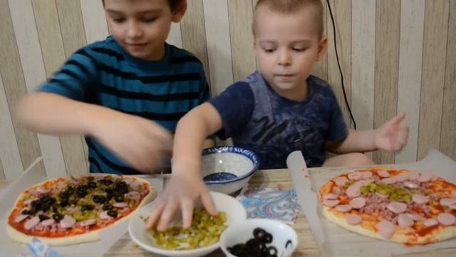 Артем и Макар готовят пиццу смотреть онлайн