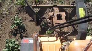 Окучивание картофеля двумя окучниками на мотоблоке с передним адаптером