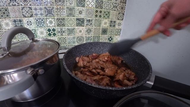 Готовлю на ужин очень вкусное блюдо. Ура свершилось чудо. Городская елка. Жизнь в деревне.