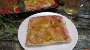 Тарт Татен с яблоком и вишневой карамелью