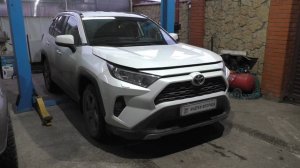 Установка газовых упоров капота на Toyota RAV4 2,0 Тойота Рав 4 2021