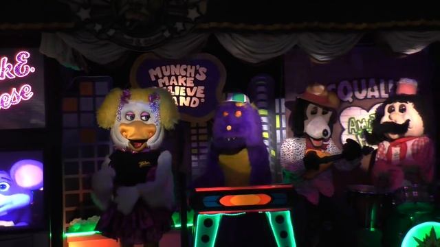 "Because We're Friends" - Chuck E. Cheese's Tampa 2-Stage смотреть онлайн
