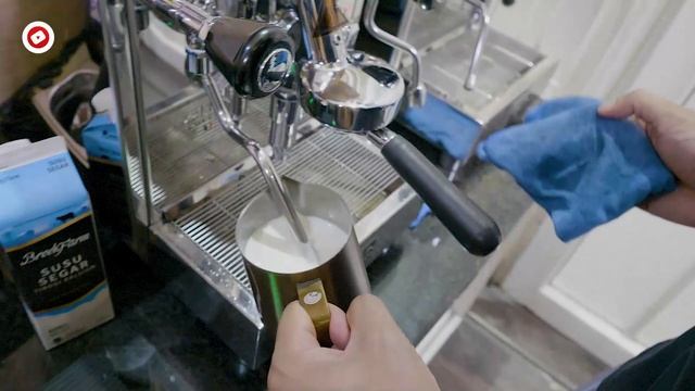 TIPS MENENTUKAN MILK JUG YANG TEPAT UNTUK COFFEE LATTE STANDART CAFE