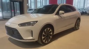 Видео обзор AITO M5 1.5 AT. Белая на светлом салоне.